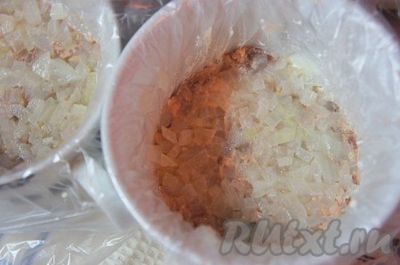 Лук мелко нарезать, обдать кипятком, чтобы избавится от резкости и горечи лука. Выложить слой лука и промазать его майонезом.