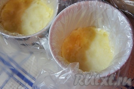 Отварной картофель натереть на мелкой тёрке. Выложить тонким слоем в пиалу, разровнять и промазать слой картофеля майонезом.