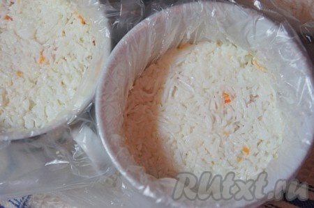 Белки натереть на мелкой тёрке. Выложить слой белков, хорошо "утрамбовать".