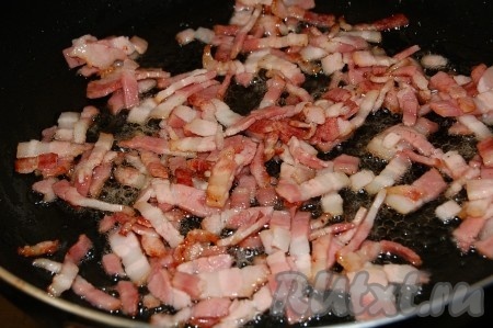 Бекон нарезать тонкой соломкой, как на фото, и обжарить на растительном масле до хрусткости.
