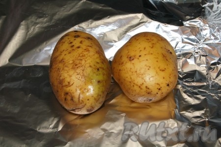 Картофель тщательно промыть, слегка обсушить и поместить в фольгу.