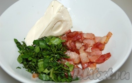 Положить вовнутрь нарезанный тонкой соломкой обжаренный бекон,  натертый на мелкой терке сыр и немного зелени.