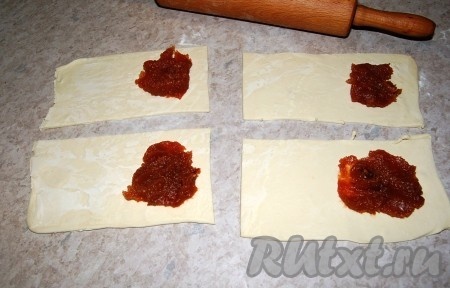 С одной стороны положить яблочное повидло.