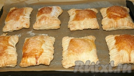 Примерно через 15 минут пирожки с яблочным повидлом будут готовы.
