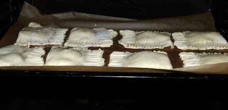 Отправить противень с пирожками в заранее нагретую до 180 градусов духовку.
