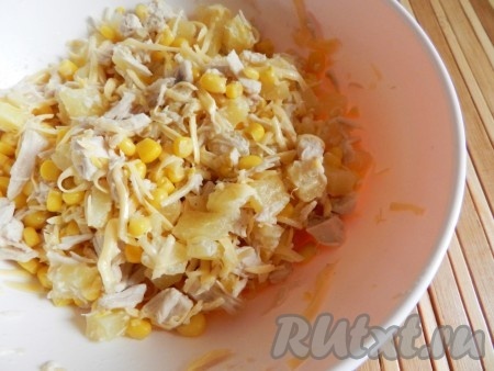 Добавить орехи (немного оставить для украшения), перемешать и заправить салат майонезом. Попробовать на вкус, если нужно, подсолить.