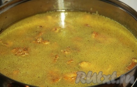 Заливаем рис кипящей водой, солим по вкусу.
