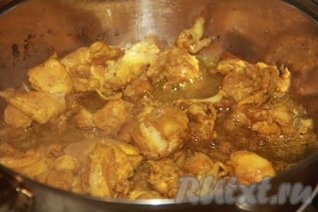 Куриное мясо нарезаем на небольшие кусочки, солим, посыпаем специями по вкусу (я посыпала 2 чайными ложками карри) и оставляем мариноваться на 2 часа. В сковороде разогреваем масло, выкладываем замаринованное куриное мясо и обжариваем его на среднем огне, периодически помешивая, до румяной корочки со всех сторон.
