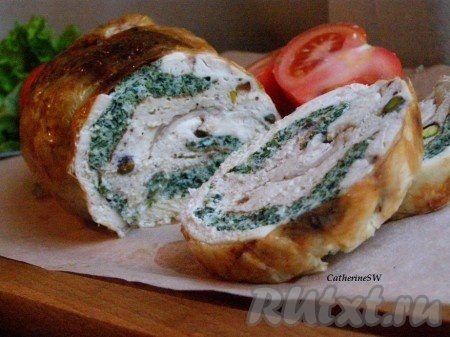 С готового куриного рулета снимем нитки. Порционируем. Подаем куриный рулет с фисташками и шпинатным омлетом горячим или холодным.