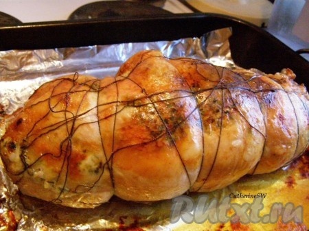 Духовку разогреем до 200 градусов. Лист для запекания застелем фольгой, фольгу смажем растопленным сливочным маслом. На фольгу выложим куриный рулет, смажем его сливочным маслом. Поставим куриный рулет с фисташками и шпинатным омлетом в горячий духовой шкаф. Запекаем при 200 градусах около 50 минут.