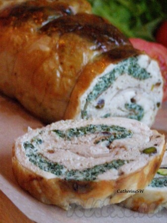 Куриный рулет с фисташками и шпинатным омлетом