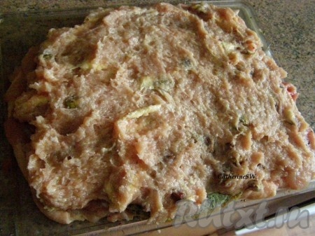 На основу рулета (кожа с мясом) выложим яичный блин, сверху - куриный фарш.