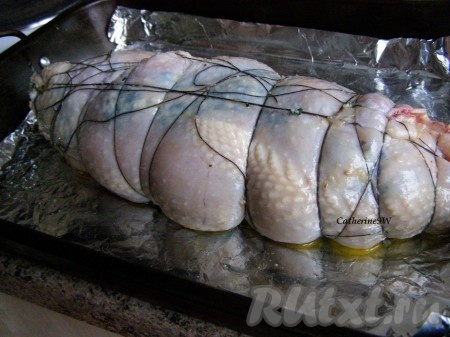 Свернем рулетом, зашьем с помощью иголки и нитки, перевяжем.