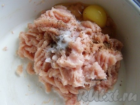 Добавим соль, перец, яйцо, молоко. Хорошо выбьем, уберем куриный фарш минут на 20 в холодильник.