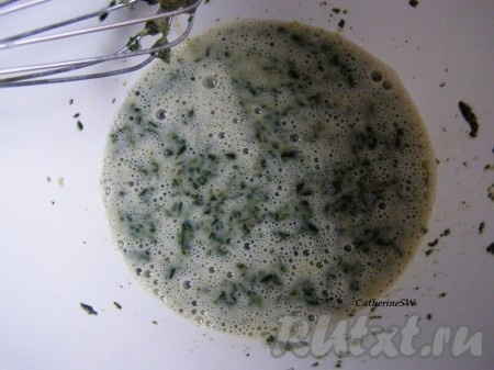 Слегка взобьем яйца, добавим молоко и шпинат, перемешаем.