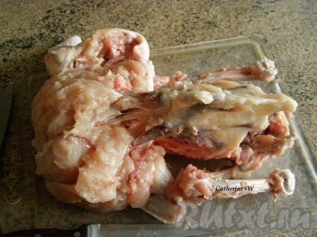 Аккуратно, чтобы не повредить кожу, отделим кости от мяса и кожи.