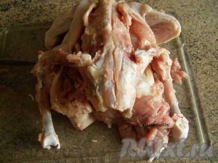 Аккуратно, чтобы не повредить кожу, отделим кости от мяса и кожи.