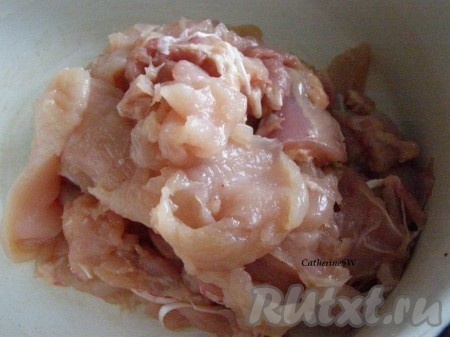 Пропустим куриное мясо два раза через мясорубку.