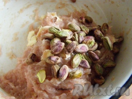 30 грамм сливочного масла нарежем мелким кубиком. Масло и фисташки введем в куриный фарш, перемешаем.