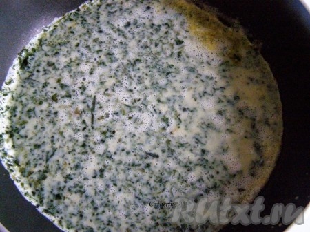 На сковороде на среднем огне растопим сливочное масло, выльем яично-шпинатную смесь, закроем крышкой, доведем омлет до готовности.