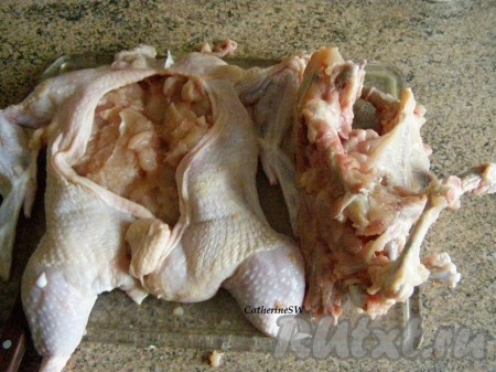 Аккуратно, чтобы не повредить кожу, отделим кости от мяса и кожи.