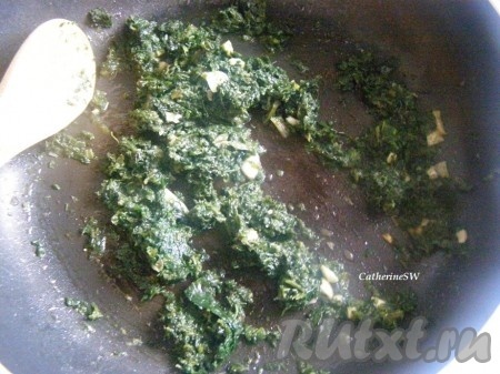 На среднем огне на масле под закрытой крышкой прогреем шпинат минут пять, посолим и поперчим. Остудим.