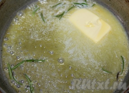 Для приготовления белого соуса растапливаем сливочное масло с добавлением розмарина. Потомим 1-2 минуты на медленном огне, чтобы розмарин отдал свой запах и размягчился. Затем к сливочному маслу добавляем крахмал и при постоянном помешивании поджариваем слегка нашу смесь на сковороде.
