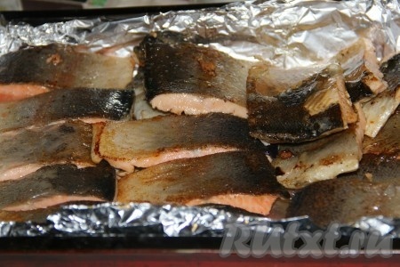  Выкладываем рыбку в форму для запекания. 