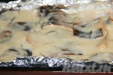 Сверху выливаем на семгу наш белый соус.
