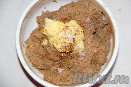 К печени добавить 70 грамм мягкого сливочного масла, соль, чёрный молотый перец, взбить погружным блендером.