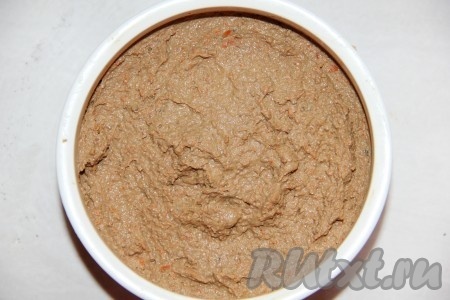 Пышный и воздушный паштет, приготовленный из куриной печени с сливочным маслом, морковью и луком, переложить в форму, в которой вы будете в дальнейшем отправлять паштет в холодильник.