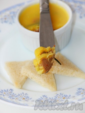 Паштет залить сверху растопленным сливочным маслом и отправить в холодильник до полного застывания. Благодаря тому, что печёночная масса сверху покрыта маслом, верх паштета не будет заветриваться. Нежный, аппетитный, воздушный паштет, приготовленный из куриной печени с маслом, морковью и луком, я предпочитаю намазывать на хлеб и получаются наивкуснейшие бутерброды.