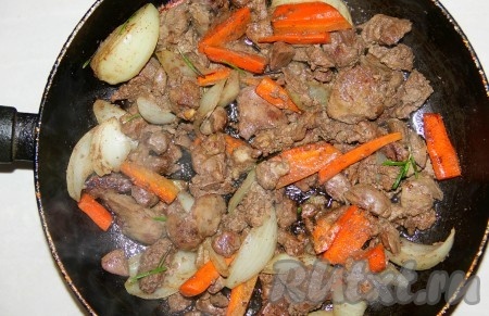 Куриную печень вымыть, обсушить. Если печёнка крупная, разрезать на 2-3 части. Лук и морковку очистить. Морковь нарезать на тонкие брусочки (или натереть на крупной тёрке). Лук нарезать на средние кусочки (я в этот раз нарезала достаточно крупно, лучше нарезать помельче). В сковороде прогреть растительное масло, выложить лук, обжарить его до прозрачности (на это потребуется 4-5 минут), иногда помешивая, на среднем огне. Затем выложить морковку, перемешать овощи и обжаривать их 5-6 минут (до мягкости моркови), периодически перемешивая. К обжаренным овощам добавить кусочки куриной печени, по желанию, всыпать немного розмарина, перемешать. Печёнка должна лежать в сковороде в один слой. Обжаривать до готовности печёнки (минут 8-10), периодически перемешивая. Для того чтобы проверить готовность печени, надрежьте кусочек, если в надрезе нет примесей крови, значит печёнка готова.