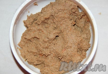 Сливочное масло нужно достать из холодильника заранее, чтобы оно согрелось и стало достаточно мягким. Жареную куриную печень вместе с морковью и луком взбить погружным блендером до получения однородного паштета.