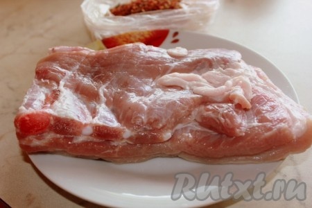 Ребра помыть, насухо вытереть, порезать порционно.&nbsp;
