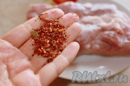 Натереть ребра специями. В стеклянной миске смешать соевый соус и коньяк, положить свиные ребра, накрыть пищевой пленкой и убрать в холодильник на 1,5-2 часа.&nbsp;
