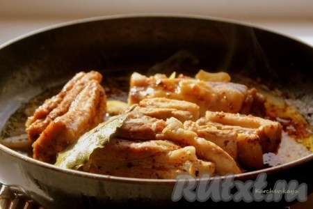 Через 2 часа достать мясо из маринада. В сковороде обжарить на оливковом масле свиные ребра до золотистой корочки. Затем влить мясной бульон (или горячую воду), положить лавровый лист и тушить на медленном огне 30-40 минут до готовности.&nbsp;
