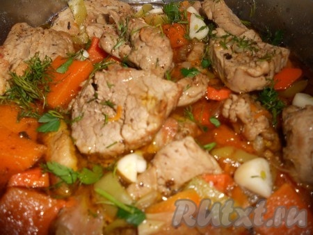 Отдельно томатный соус смешать с водой, влить в сковороду. Дать соусу закипеть, накрыть сковороду крышкой и тушить свинину с тыквой на небольшом огне минут 40 (до мягкости свинины). Попробовать соус на вкус, если нужно, посолить его, если соус будет кисловат, можно добавить небольшую щепотку сахара. В процессе тушения блюдо 1-2 раз перемешать, чтобы мясо равномерно протушилось. В конце тушения добавить измельчённый чеснок и мелко нарезанную зелень, перемешать и снять сковороду с огня.