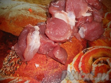 Свинину вымыть, обсушить, нарезать на средние кусочки. Очистить морковку, чеснок и лук. Удалить семена и плодоножку из болгарского перца.