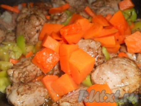 Посолить свинину с овощами, приправить специями, перемешать. Выложить тыкву, нарезанную на небольшие кубики, перемешать, обжарить 3-4 минуты.