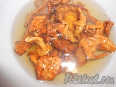 Если лисички сухие, то замочить их в горячей воде.
