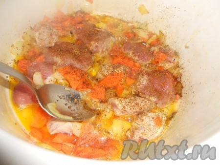 Свиную вырезку нарезать на кусочки. В кастрюлю добавить немного масла, положить вырезку и слегка обжарить. Нашинковать лук, морковь, болгарский перец. Добавить овощи к мясу в кастрюлю и пассировать, влить вино и тушить, пока не выпарится спирт. Добавить специи и перемешать, добавить лисички и залить водой, пусть закипит.