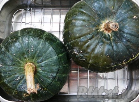 Наполнить тыквы мясным рагу, сверху положить крупные куски помидоров и веточку тимьяна. Во время приготовления из тыквы выделится достаточное количество жидкости и превратится в бульон. Накрыть тыквы "крышками" и запекать в духовке на минимальном огне 1 час.&nbsp;
