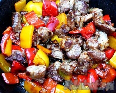 Перцы нарезать квадратиками, примерно такого же размера, как и мясо.&nbsp;Мясо выложить в чашку и на этом же масле обжарить перцы. Все соединить, добавить соль и перец.
