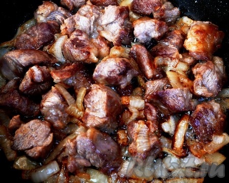 Баранину хорошо промыть и нарезать небольшими кусочками.&nbsp;Лук порубить.&nbsp;Баранину обжарить на оливковом масле до образования корочки. Добавить лук и жарить еще 5 минут.
