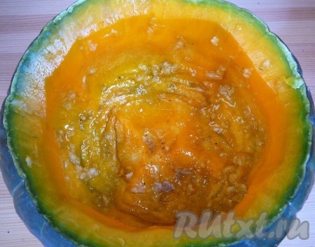 Нам понадобятся тыквочки небольшого размера. Хорошо их помыть.&nbsp;Срезать шапочки и удалить семена и часть мякоти, оставив на стенках 1-1,5 см.&nbsp;Истолочь &nbsp;чеснок с щепоткой соли и перца.&nbsp;Полученной смесью натереть тыквы изнутри.
