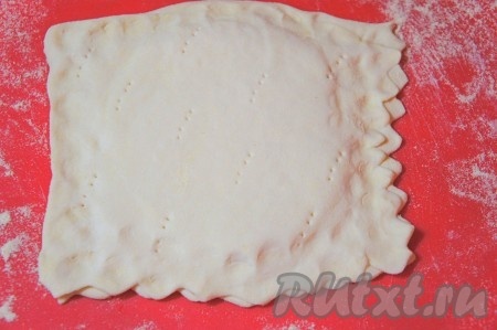 В итоге должно получиться четыре слойки. На каждой сделать несколько наколов вилкой, чтобы тесто не вздувалось при готовке.
