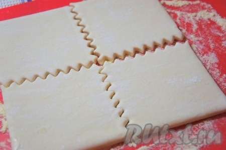 Тесто разморозить и разрезать на 8 равных частей.