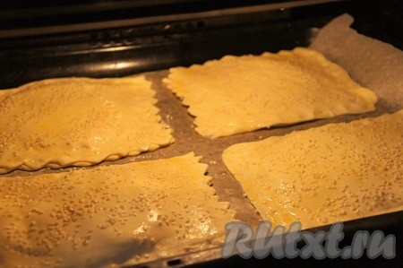 Духовку разогреть до 200-220 градусов. Слойки смазать взбитым яйцом и посыпать кунжутом. Выпекать слойки с сыром 20 минут. При выпекании не открывайте духовку (!).