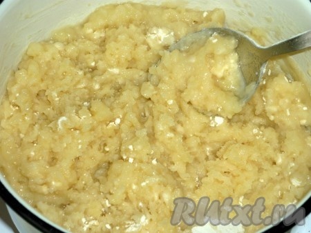 В горячую смесь, постоянно помешивая, всыпать 1 стакан муки. Помешивая, проварить около 5 минут.